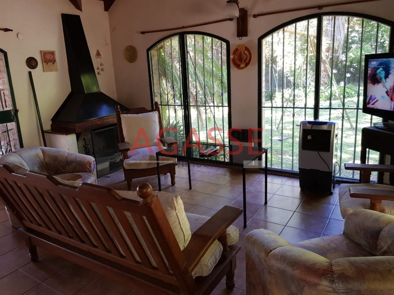 CLUB DE CAMPO LAS COLINAS VENDO CASA CON AMPLIO PARQUIZADO