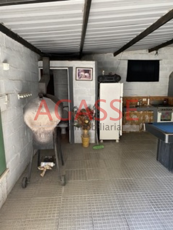 VENDO AMPLIA CASA DE 3 DORMITORIOS 