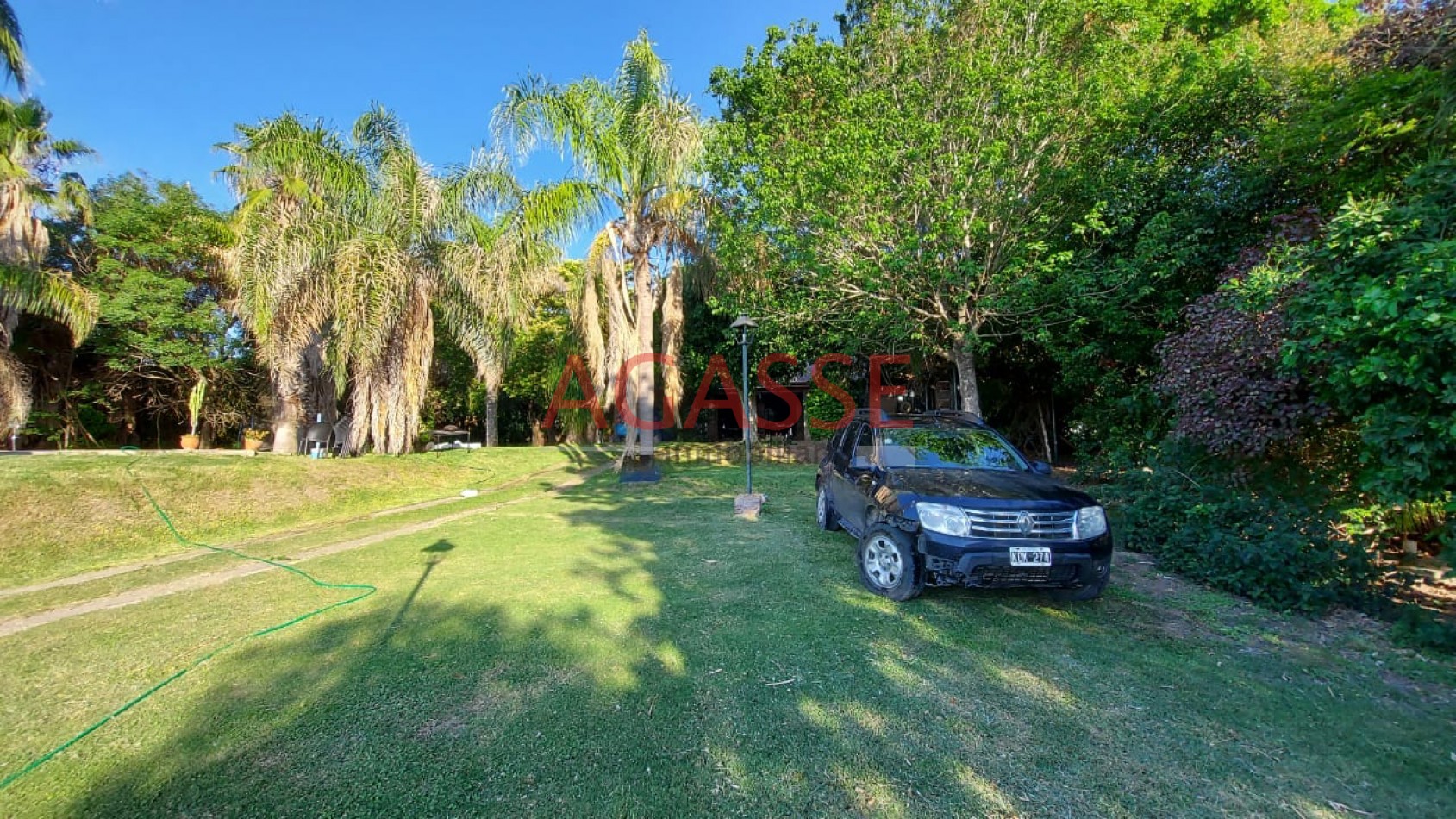 CLUB DE CAMPO LAS COLINAS VENDO CASA CON AMPLIO PARQUIZADO