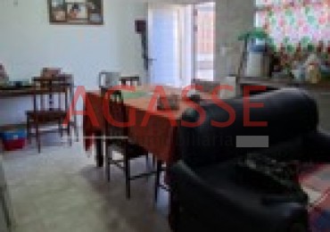 CALLE CANDIOTTI VENDO AMPLIA CASA. ( 2 EN 1)